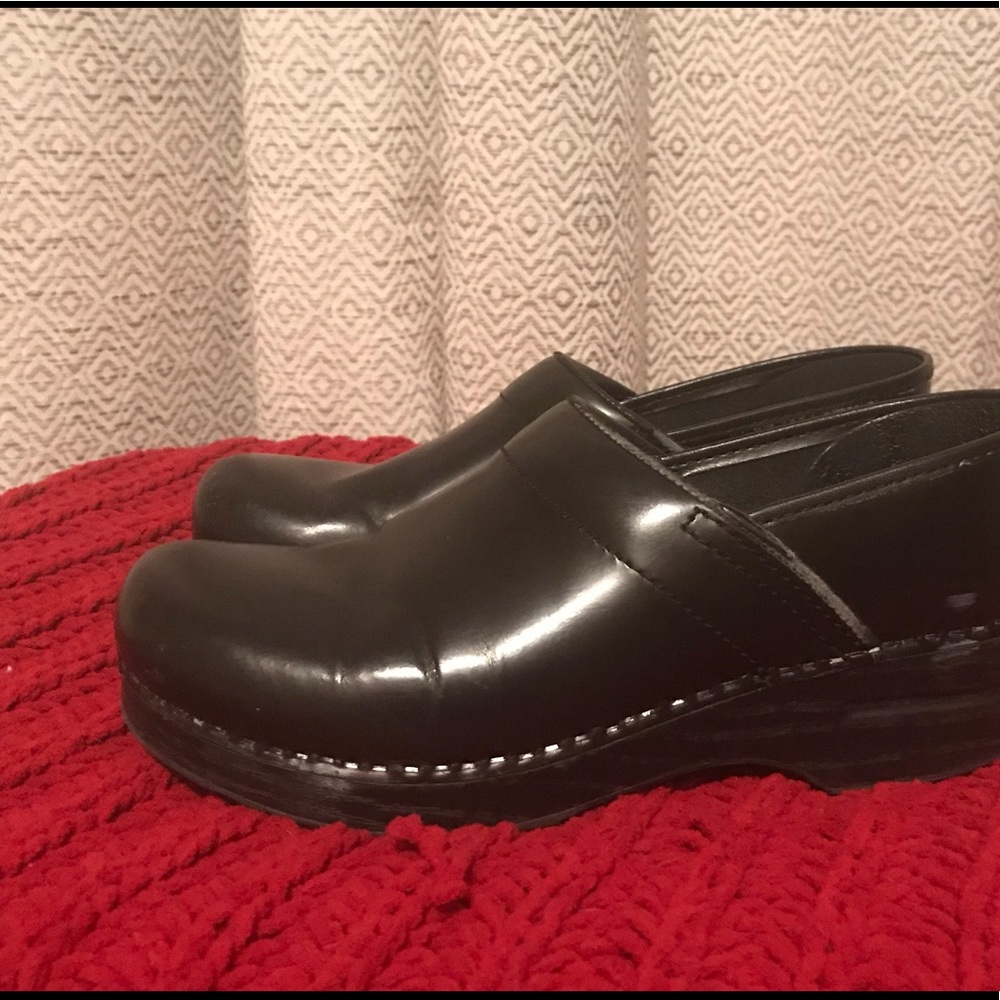 Black Dansko Clogs, size 39 narrow